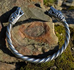 BESTIE Z BURGU, vikinský cínový náramek, postříbřeno
