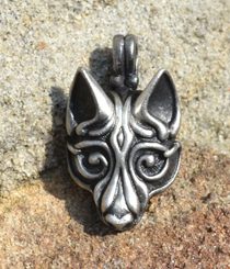 VLK FENRIR, vikinský výtvarný styl, postříbřený amulet