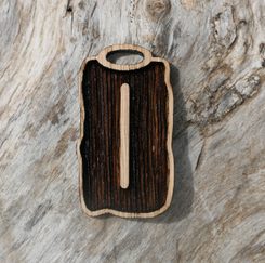 ISA - runový dřevěný amulet