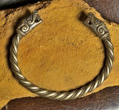 BESTIE Z BURGU, vikinský cínový náramek, stará mosaz