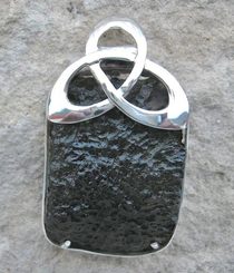 TRIQUETRA, stříbrný přívěšek, vltavín Ag 925