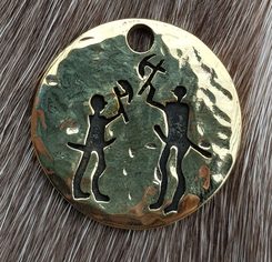 SEKERNÍCI, válečnický amulet, skalní rytina Tanum, Švédsko, mosaz