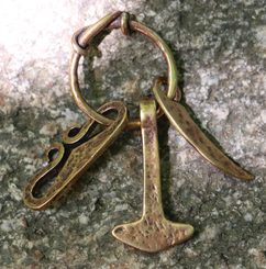 SEVERSKÝ AMULET, Thorovo kladivo, ocílka a nůž, bronz