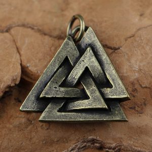 VALKNUT, VIKINSKÝ PŘÍVĚŠEK, STAROMOSAZ - VIKINGSKÉ AMULETY{% if kategorie.adresa_nazvy[0] != zbozi.kategorie.nazev %} - ŠPERKY - BRONZ, ZINEK, BIŽUTERIE{% endif %}