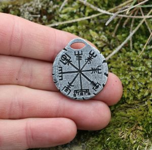 VEGVISÍR AMULET NA KRK, ZINEK - VŠECHNY AMULETY, VLASTNÍ VÝROBA{% if kategorie.adresa_nazvy[0] != zbozi.kategorie.nazev %} - ŠPERKY - BRONZ, ZINEK, BIŽUTERIE{% endif %}