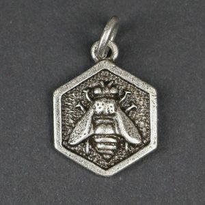 VČELA, PŘÍVĚŠEK, ZINEK STAROSTŘÍBRO - VŠECHNY AMULETY, VLASTNÍ VÝROBA{% if kategorie.adresa_nazvy[0] != zbozi.kategorie.nazev %} - ŠPERKY - BRONZ, ZINEK, BIŽUTERIE{% endif %}