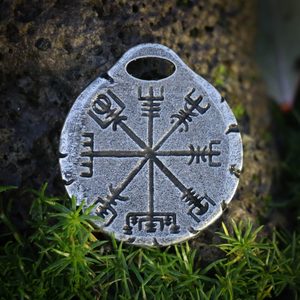 VEGVISÍR AMULET NA KRK, ZINEK - VŠECHNY AMULETY, VLASTNÍ VÝROBA{% if kategorie.adresa_nazvy[0] != zbozi.kategorie.nazev %} - ŠPERKY - BRONZ, ZINEK, BIŽUTERIE{% endif %}