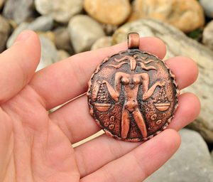 VÁHY, MĚSÍČNÍ ZNAMENÍ, AMULET - MĚSÍČNÍ ZNAMENÍ{% if kategorie.adresa_nazvy[0] != zbozi.kategorie.nazev %} - ŠPERKY - BRONZ, ZINEK, BIŽUTERIE{% endif %}