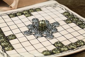 HNEFATAFL - VIKINSKÉ ŠACHY S HRACÍMI KAMENY, CESTOVNÍ BALENÍ - VIKINSKÉ DESKOVÉ HRY{% if kategorie.adresa_nazvy[0] != zbozi.kategorie.nazev %} - HRY A KNIHY{% endif %}