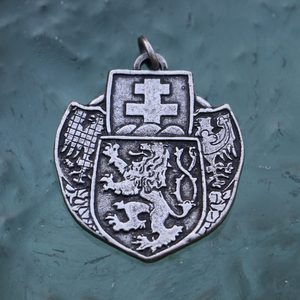 SDRUŽENÝ LEGIONÁŘSKÝ ZNAK, PŘÍVĚSEK, ZINEK - VŠECHNY AMULETY, VLASTNÍ VÝROBA{% if kategorie.adresa_nazvy[0] != zbozi.kategorie.nazev %} - ŠPERKY - BRONZ, ZINEK, BIŽUTERIE{% endif %}