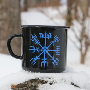 VEGVÍSIR PLECHÁČEK, SMALTOVANÝ HRNEK - FIGURKY, DEKORACE, ČÍŠE{% if kategorie.adresa_nazvy[0] != zbozi.kategorie.nazev %} - HOME DECOR{% endif %}