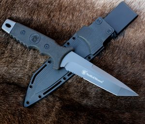 NŮŽ SW7S FIXED BLADE SERRATED TANTO SMITH & WESSON - NOŽE - TAKTICKÉ, BOJOVÉ, ÚTOČNÉ{% if kategorie.adresa_nazvy[0] != zbozi.kategorie.nazev %} - BUSHCRAFT{% endif %}