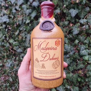 DUBOVÁ MEDOVINA ZRAJÍCÍ V SUDECH 500 ML - DÁRKOVÉ BALENÍ - MEDOVINA{% if kategorie.adresa_nazvy[0] != zbozi.kategorie.nazev %} - POTRAVINY A MEDOVINA{% endif %}