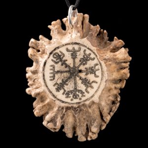 VEGVÍSIR, ISLANDSKÁ OCHRANNÁ RUNA, PŘÍVĚŠEK, PAROH - VIKINGSKÉ AMULETY{% if kategorie.adresa_nazvy[0] != zbozi.kategorie.nazev %} - ŠPERKY - BRONZ, ZINEK, BIŽUTERIE{% endif %}