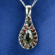 MIRNA, ANHÄNGER, MOLDAVIT, GRANAT, SILBER - MOLDAVITE