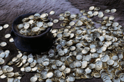 CELTIC TREASURE, COINS AND POUCH, REPLICAS - 100 PIECES - CELTIC COINS