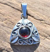 BOUDICCA, STERLING SILVER PENDANT WITH GARNET - PENDANTS