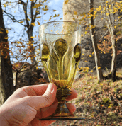 PERCHTA TSCHECHISCHE MITTELALTERLICHE TASSE, GRÜNES WALDGLAS - REPLIKEN HISTORISCHER GLAS