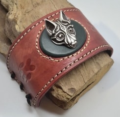 Lederarmband mit einem Wolf