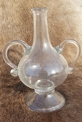 Vase mit Griffen, weißes Glas