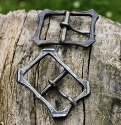 Forged buckle for leather belts