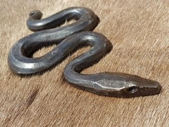 Geschmiedete Schlange, Figur