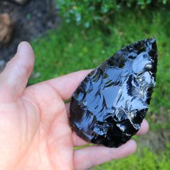 Ein kleiner Faustkeil aus Obsidian - Neandertaler