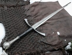 Épée médiévale de la main et demie dorienne gravée
