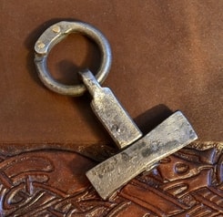 Mjolnir, Thors Hammer geschmiedetes Amulett