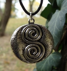 NEWGRANGE, silvered necklace