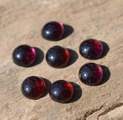 GARNET - ALMANDINE, cabochon gemstone 4 mm