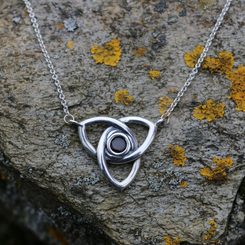 Triquetra Halskette, Granat, Silber