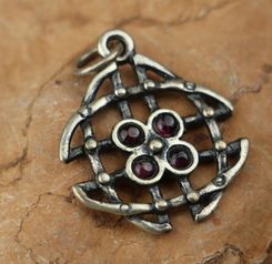 INNIS, Celtic pendant, silver garnets
