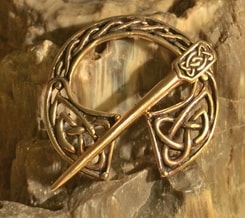 BRONZE KNOTTED BROOCH
