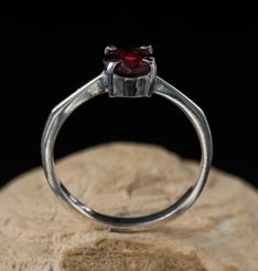 OCULAR, sterling silver ring with garnet