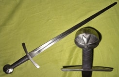 MARTEL, épée à une main prête au combat
