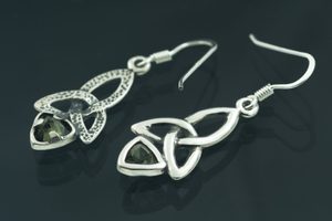 KIRA, BOUCLES D'OREILLES, MOLDAVITE ET ARGENT - BIJOUX À MOLDAVITES TCHÈQUES{% if kategorie.adresa_nazvy[0] != zbozi.kategorie.nazev %} - BIJOUX EN ARGENT{% endif %}