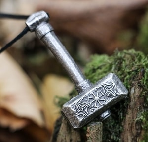 SVAROG'S HAMMER, PENDANT, PEWTER - SLAWENAMULETTE{% if kategorie.adresa_nazvy[0] != zbozi.kategorie.nazev %} - SCHMUCKSTÜCKE{% endif %}