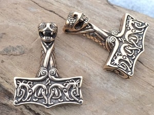 THOR'S HAMMER, OSEBERG STYLE, NORWAY, BRONZE - BRONZE HISTORICAL JEWELS{% if kategorie.adresa_nazvy[0] != zbozi.kategorie.nazev %} - JEWELLERY - BRONZE, ZINC{% endif %}