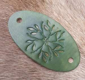 OFILIA, LEATHER HAIR CLIP, GREEN - HAIR CLIPS, ACCESSORIES, JEWELLERY{% if kategorie.adresa_nazvy[0] != zbozi.kategorie.nazev %} - LEATHER PRODUCTS{% endif %}