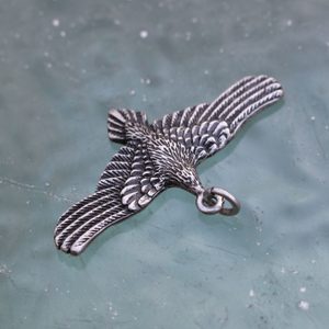 FLYING CROW - RAVEN, ZINC PENDANT - VIKING PENDANTS{% if kategorie.adresa_nazvy[0] != zbozi.kategorie.nazev %} - JEWELLERY - BRONZE, ZINC{% endif %}