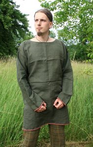 GREEN TUNIC - CLOTHING FOR MEN{% if kategorie.adresa_nazvy[0] != zbozi.kategorie.nazev %} - SHOES, COSTUMES{% endif %}