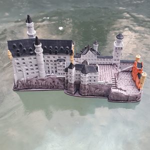 NEUSCHWANSTEIN - SCHLOSS, MINIATUR - HISTORISCHE MINIATUREN{% if kategorie.adresa_nazvy[0] != zbozi.kategorie.nazev %} - FIGUREN, DEKORATIONEN{% endif %}