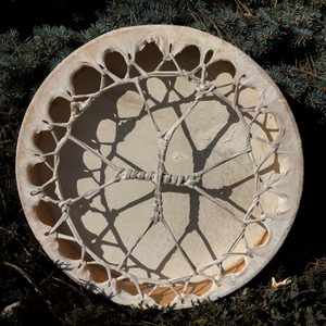 SHAMAN INDIAN DRUM, BEAR TRACKS 40 CM - DRUMS, FLUTES{% if kategorie.adresa_nazvy[0] != zbozi.kategorie.nazev %} - DRUMS, FLUTES{% endif %}