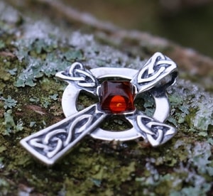 CELTIC CROSS, PENDANT, SILVER, AMBER - AMBER JEWELRY{% if kategorie.adresa_nazvy[0] != zbozi.kategorie.nazev %} - SILVER JEWELLERY{% endif %}