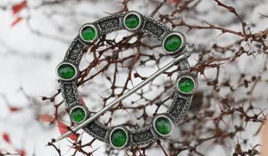 NORICA, LARGE MEDIEVAL CLOAK BROOCH WITH GLASS - BROOCHES, JEWELS, FIBULAE{% if kategorie.adresa_nazvy[0] != zbozi.kategorie.nazev %} - SMITHY WORKS, COINS{% endif %}