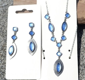 DORIS, NECKLACE, BLUE GLASS - MODESCHMUCK{% if kategorie.adresa_nazvy[0] != zbozi.kategorie.nazev %} - SCHMUCKSTÜCKE{% endif %}