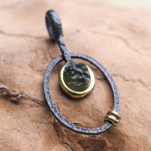 OMEGA SILVER PENDANT WITH MOLDAVITE, GOLD PLATED - MOLDAVITE{% if kategorie.adresa_nazvy[0] != zbozi.kategorie.nazev %} - SILBER SCHMUCKSTÜCKE{% endif %}