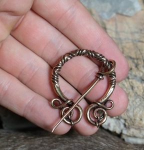 BROCHE PENANNULAR - BRONZE - OBJETS EN BRONZE{% if kategorie.adresa_nazvy[0] != zbozi.kategorie.nazev %} - BIJOUTERIE{% endif %}