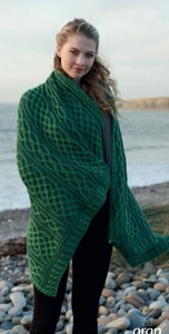 ROWAN PLAITED CELTIC BLANKET GREEN - WOLLDECKEN UND SCHALS AUS IRLAND{% if kategorie.adresa_nazvy[0] != zbozi.kategorie.nazev %} - WOLLPRODUKTE{% endif %}